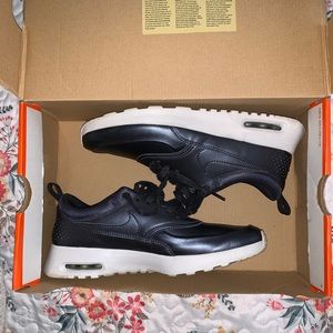 Nike Theo